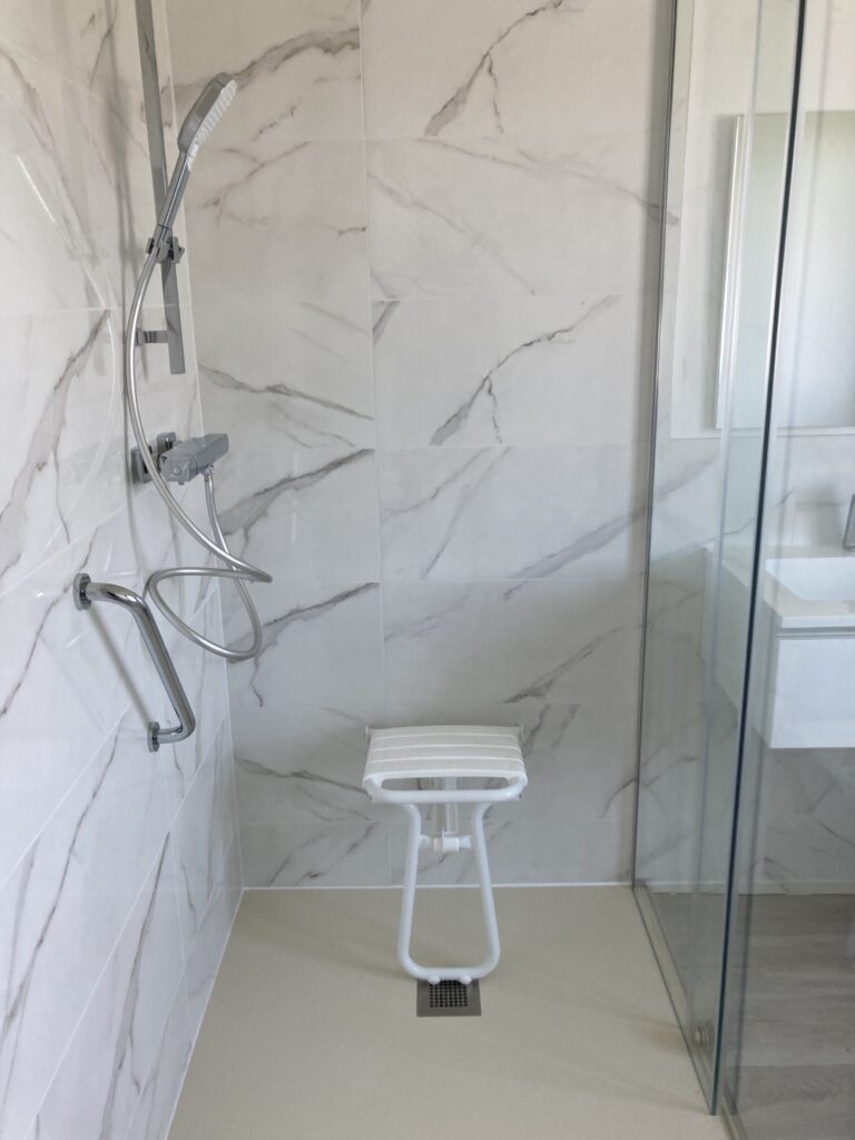 Strapontin dans une douche accessible